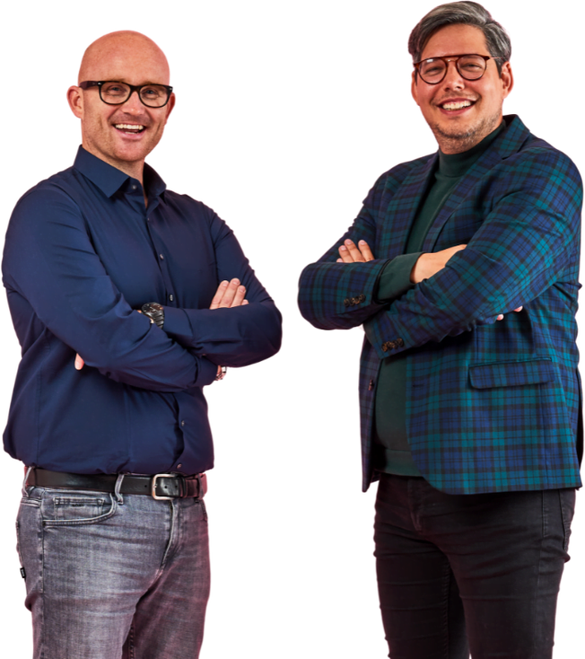 Silke Drent (links) en Erik van der Werf (rechts), de oprichters van ToPay, staan lachend naast elkaar met de armen over elkaar.