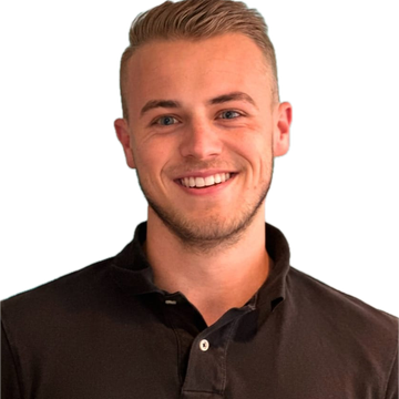 Martijn Dijkema, Hoofd Finance bij ToPay, met kort blond haar en een donkere polo, lacht in de camera.