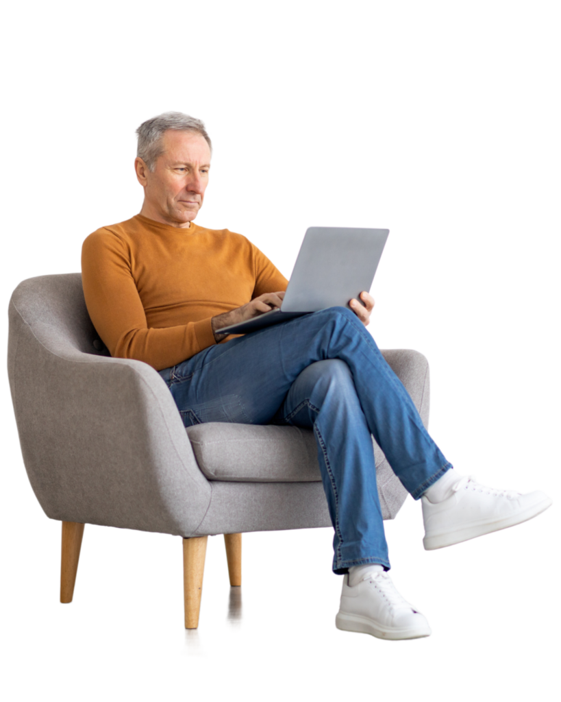 man op stoel met laptop